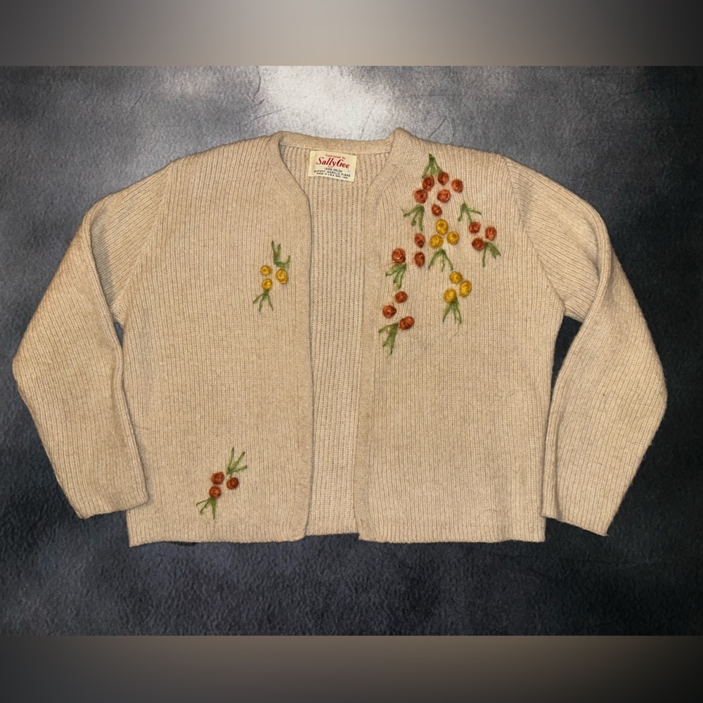 Vintage 1950s Cream Embroidered Floral Knit Sweater fashioned by Sally Gee Small